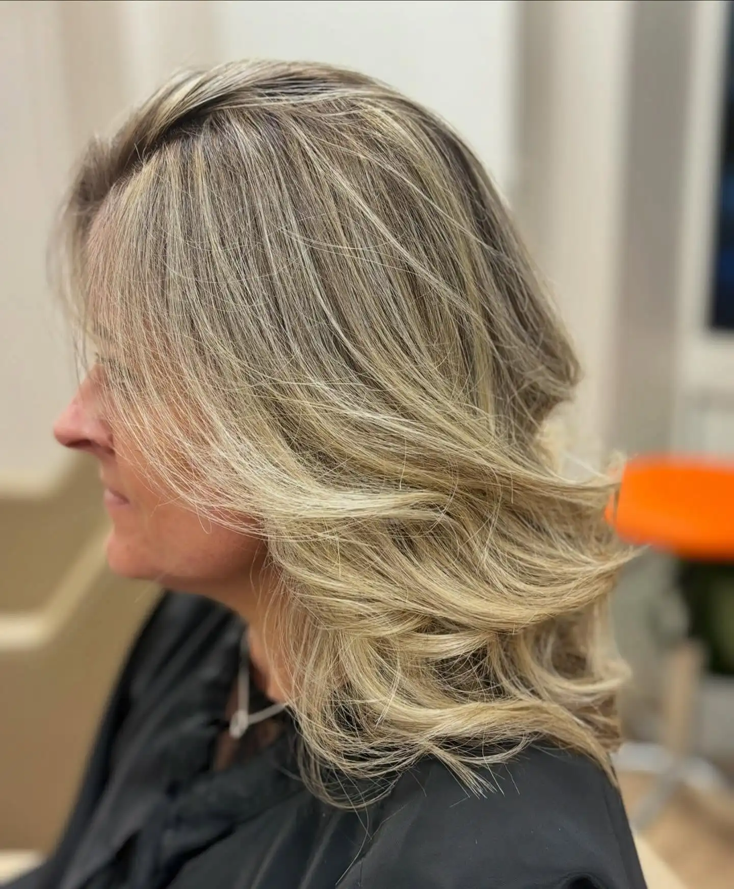 Balayage blond brushing ondulé cheveux mi-longs