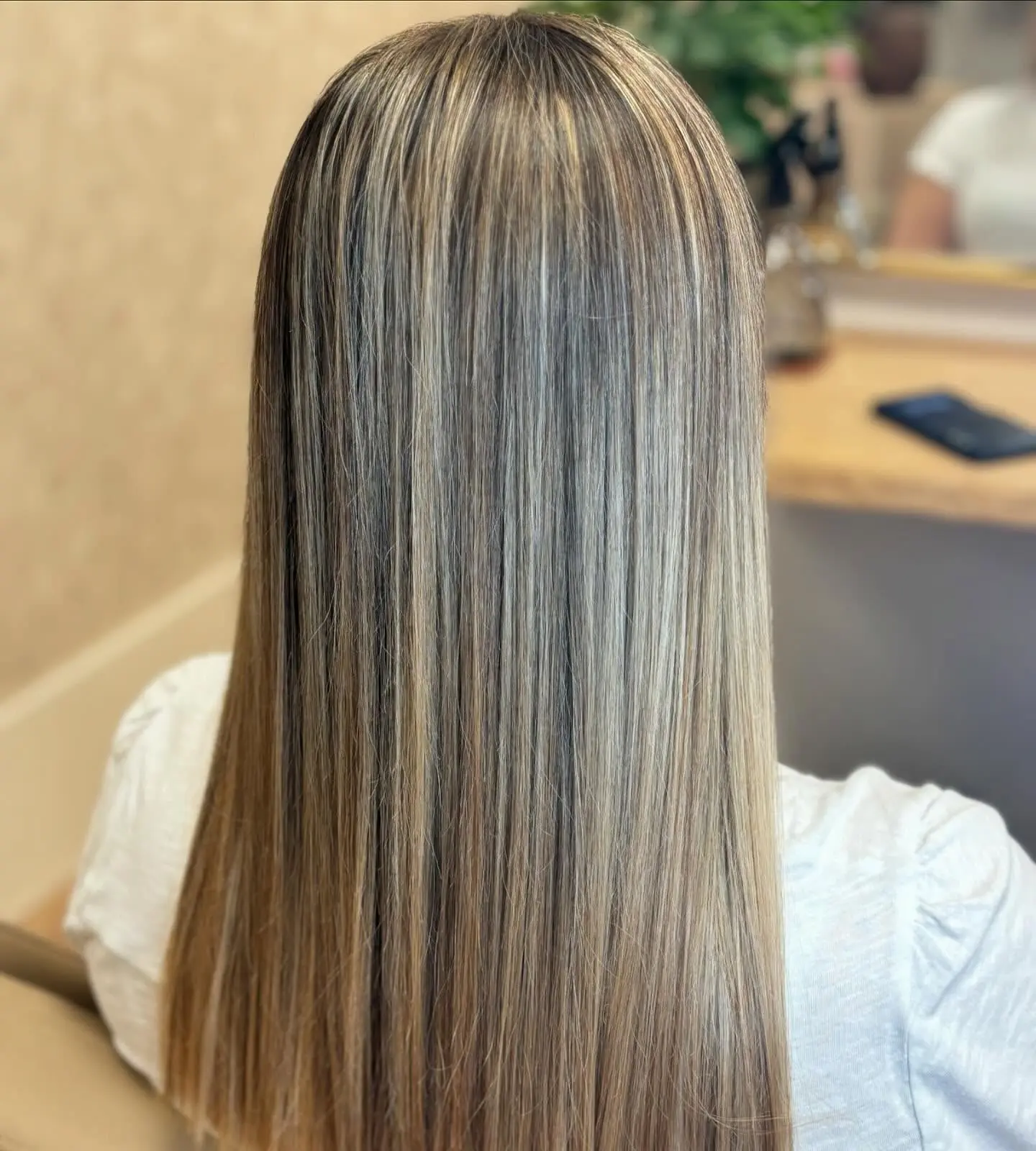 Balayage blond cendré cheveux longs lisses