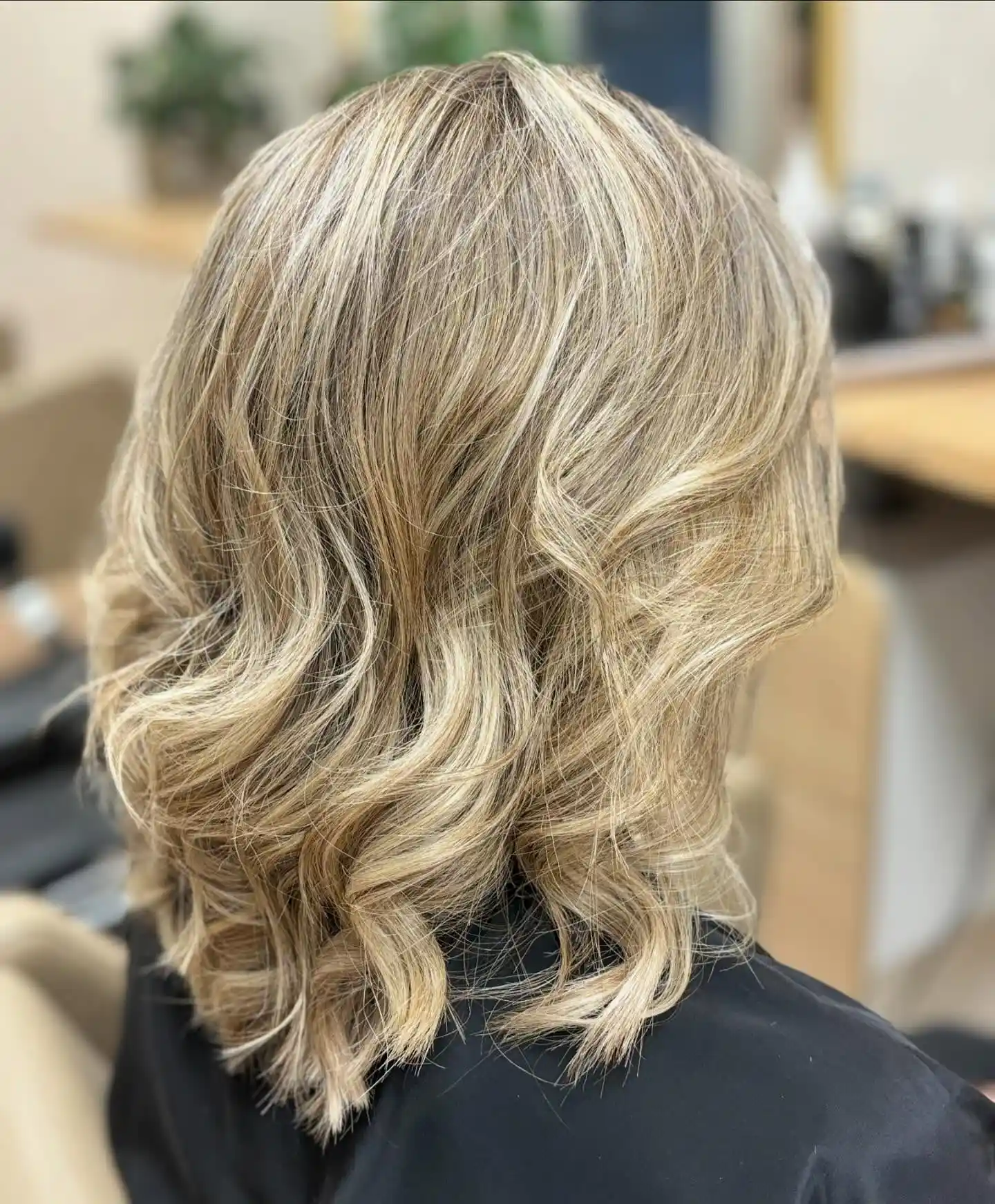 Balayage blond cheveux mi-longs bouclés