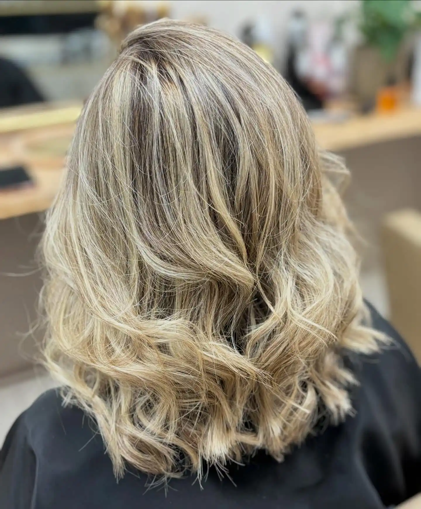Balayage blond cheveux mi-longs ondulés vue dos