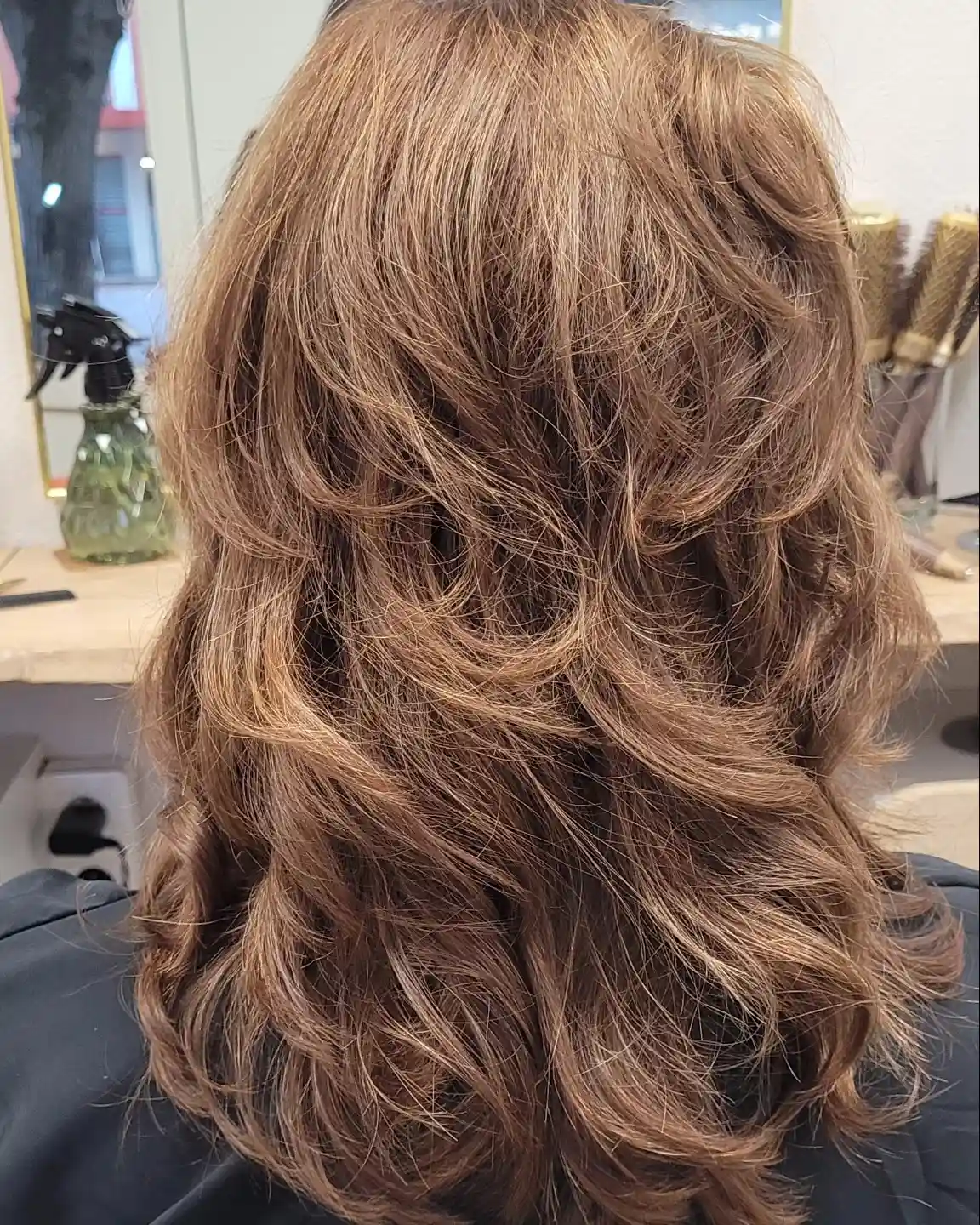 Brushing volume cheveux longs châtain doré