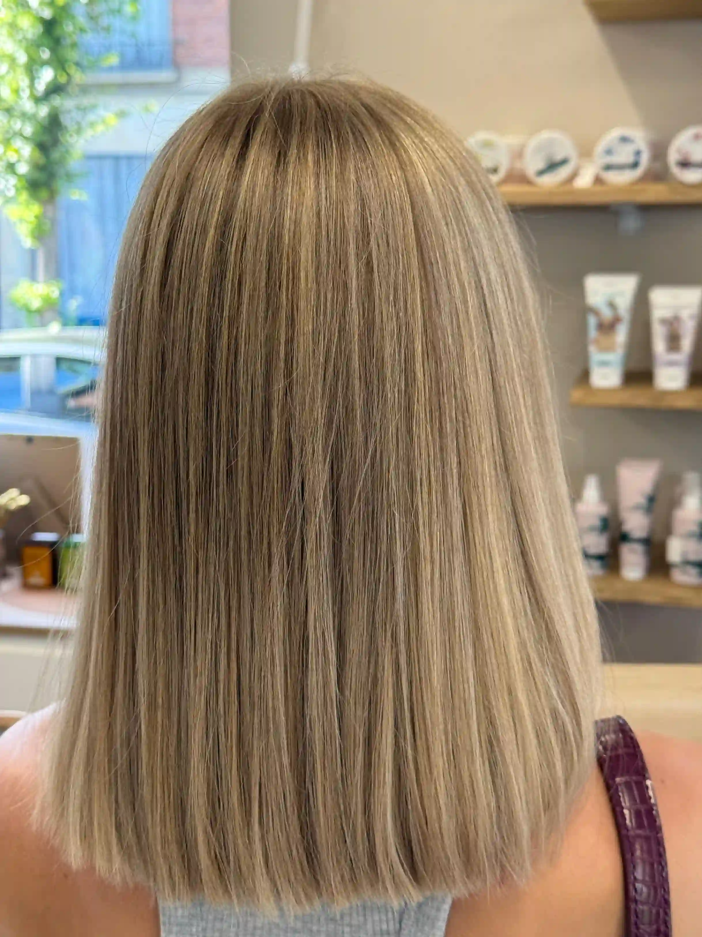 Carré plongeant blond mèches lisse