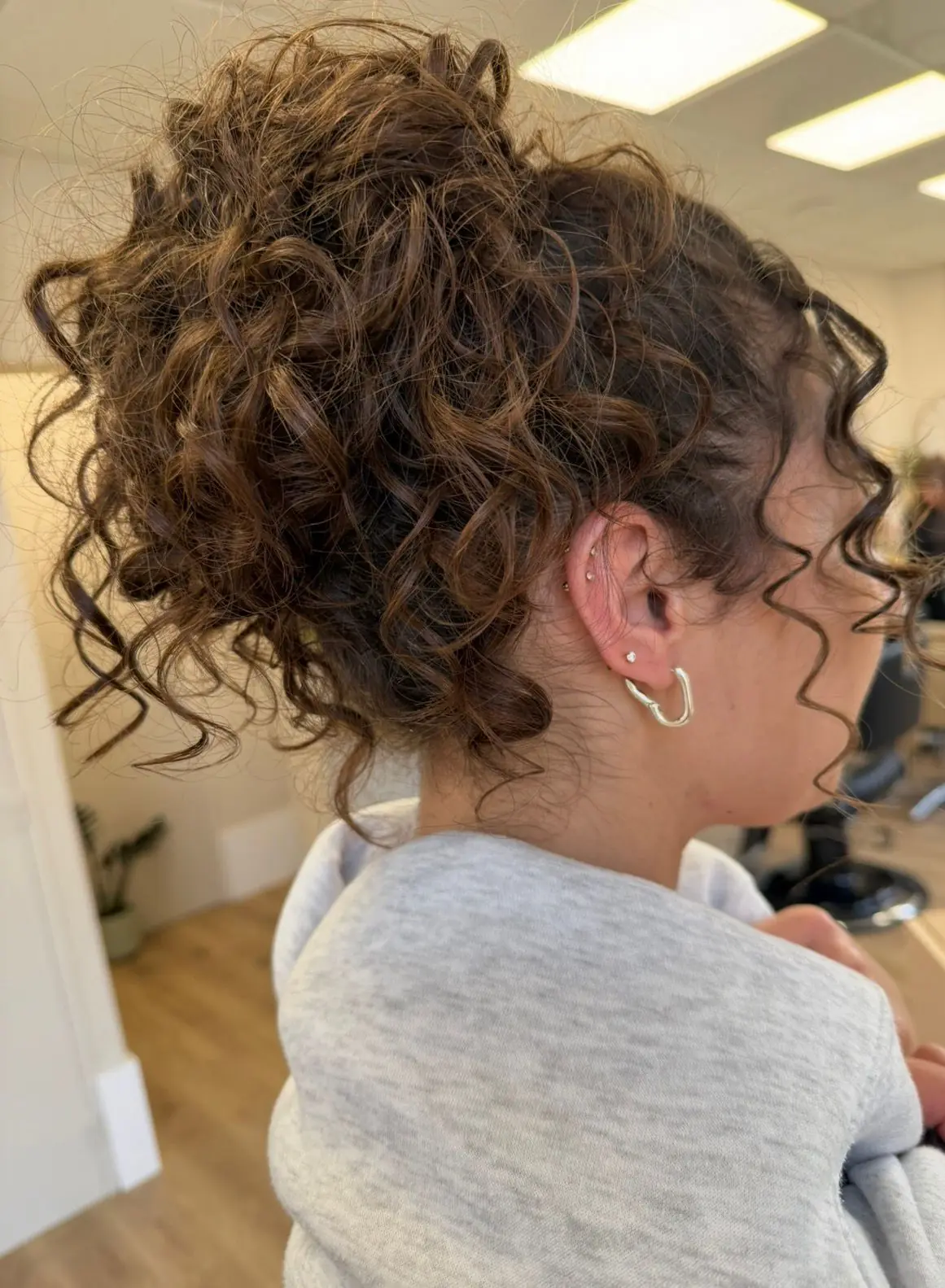 Chignon bouclé cheveux bruns