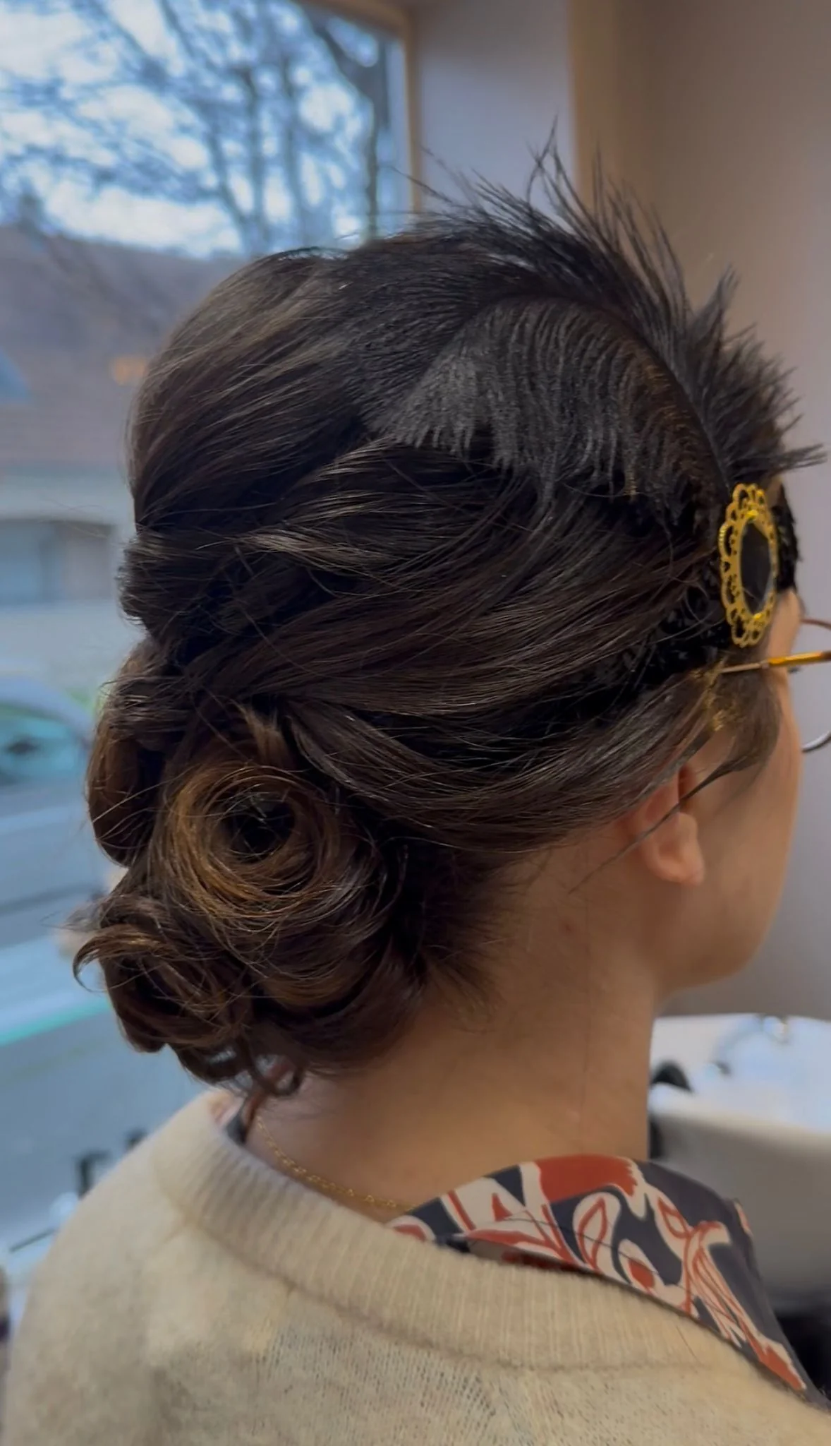 Chignon soirée accessoire plumes