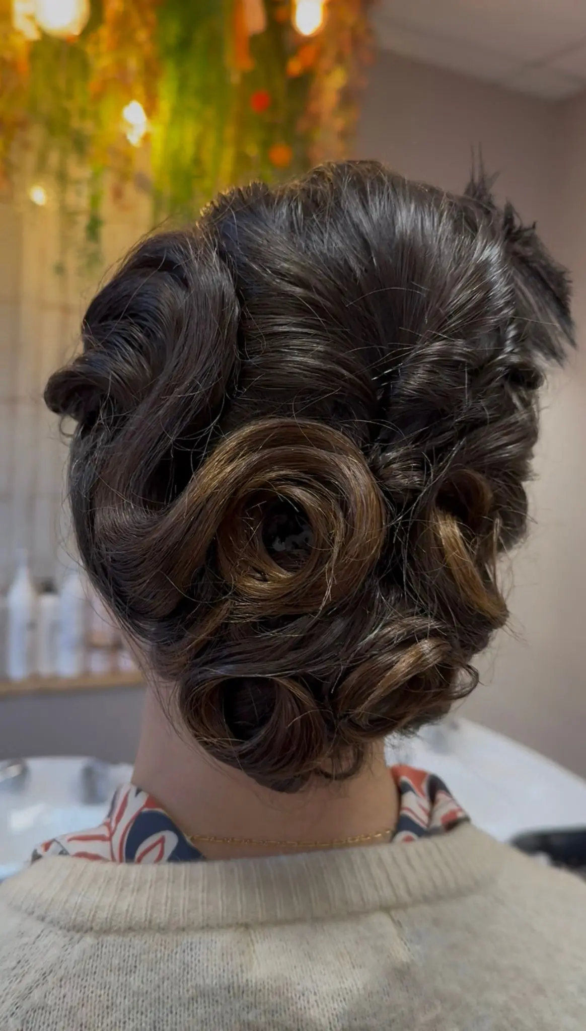 Chignon torsadé mèches caramel coiffure soirée