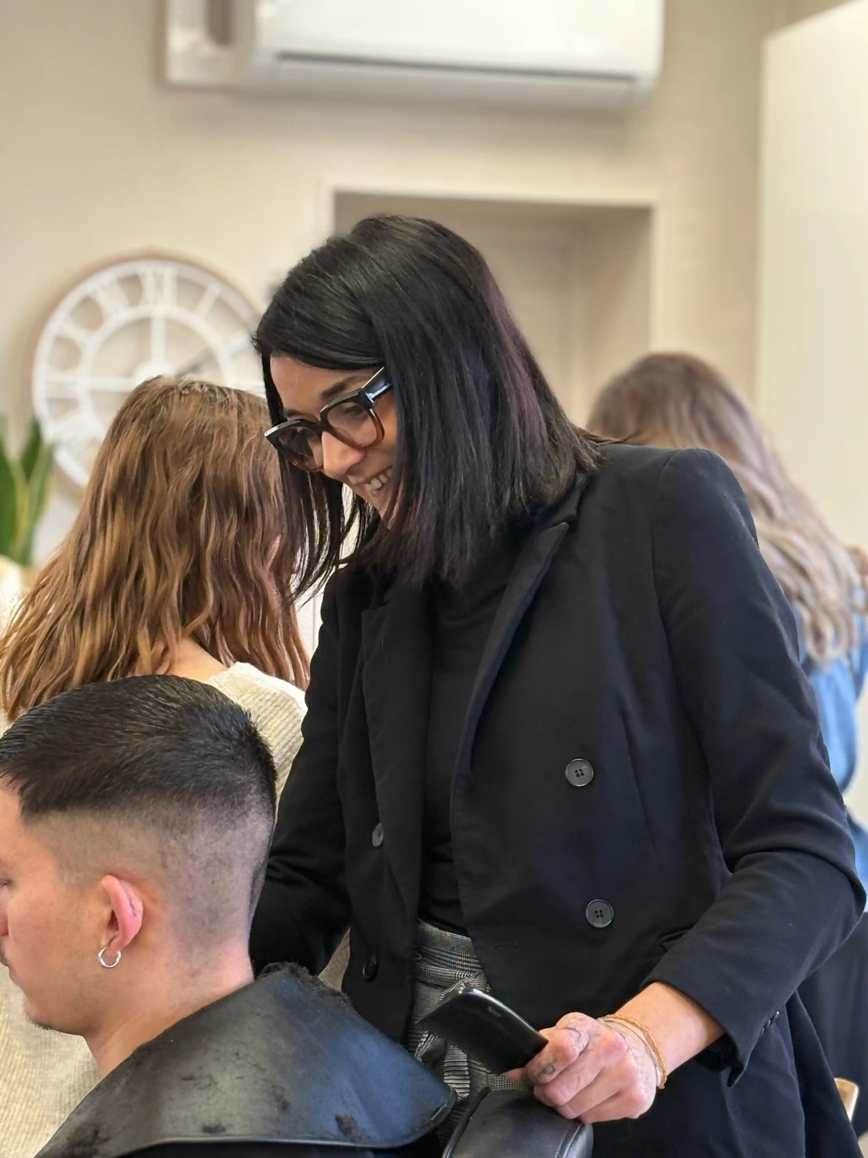 Coiffeuse coupe homme tondeuse