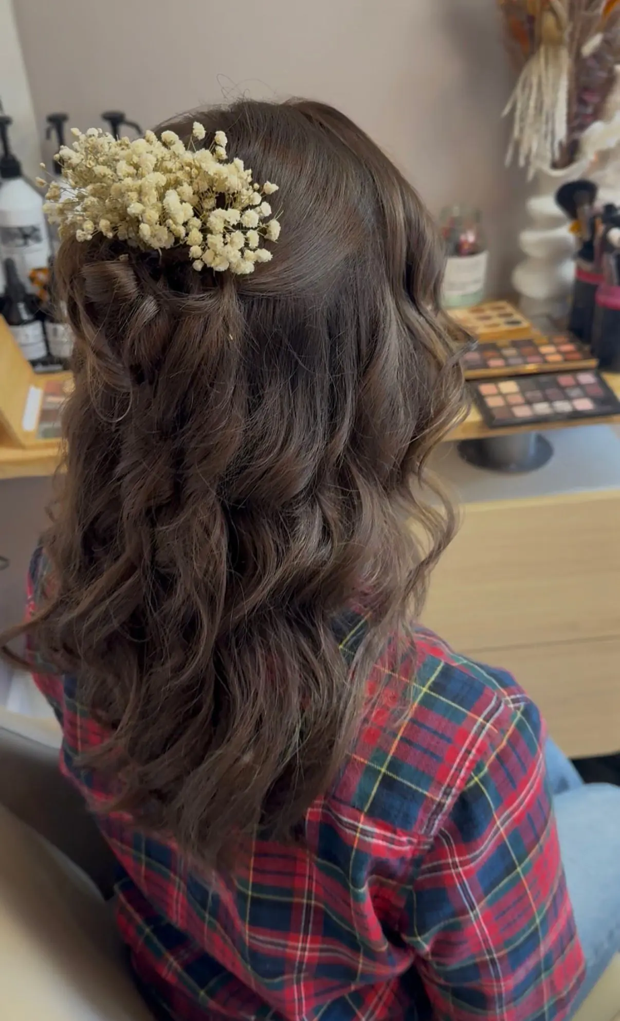 Coiffure demi-chignon ondulé fleurs séchées