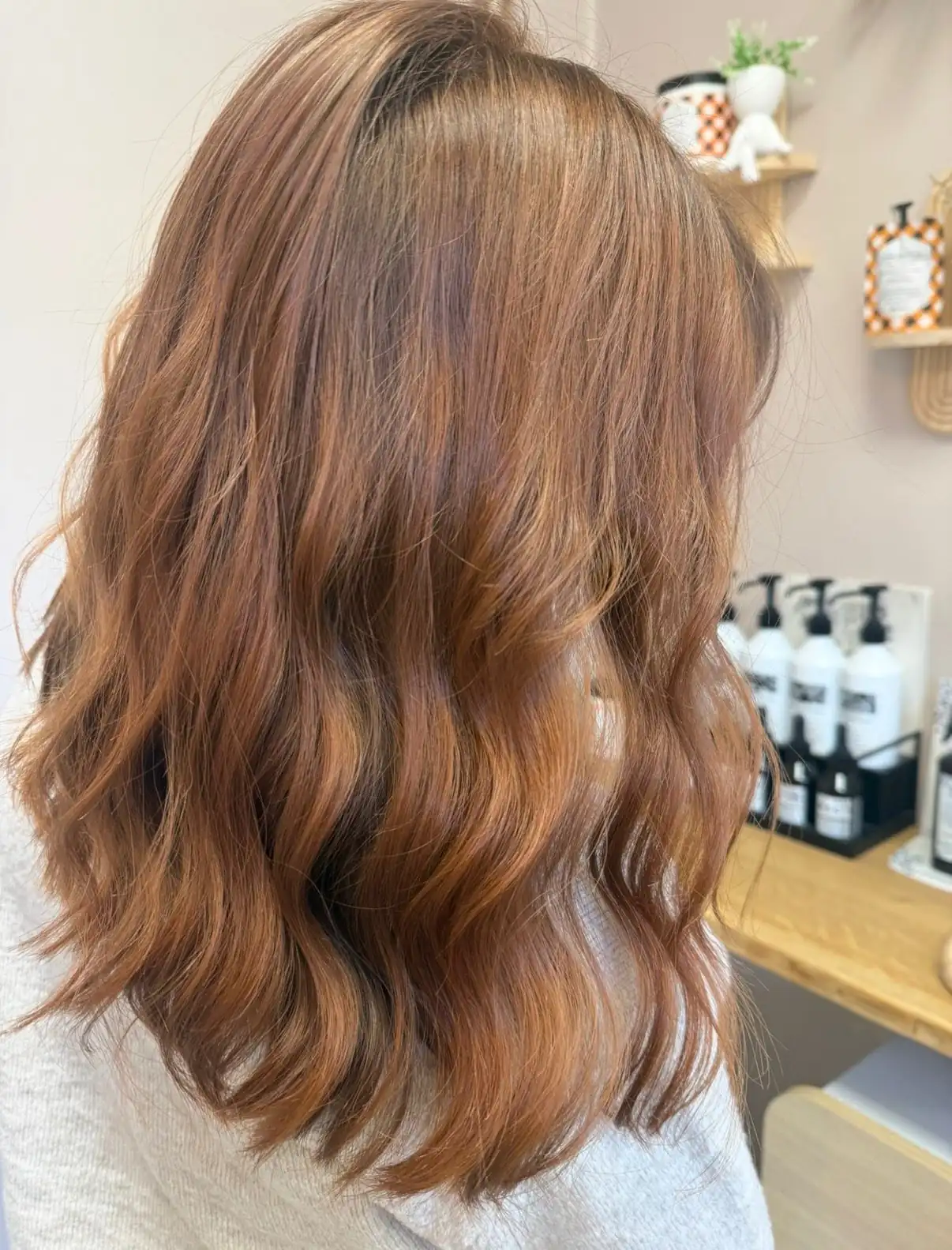 Coloration châtain cuivré cheveux longs ondulés