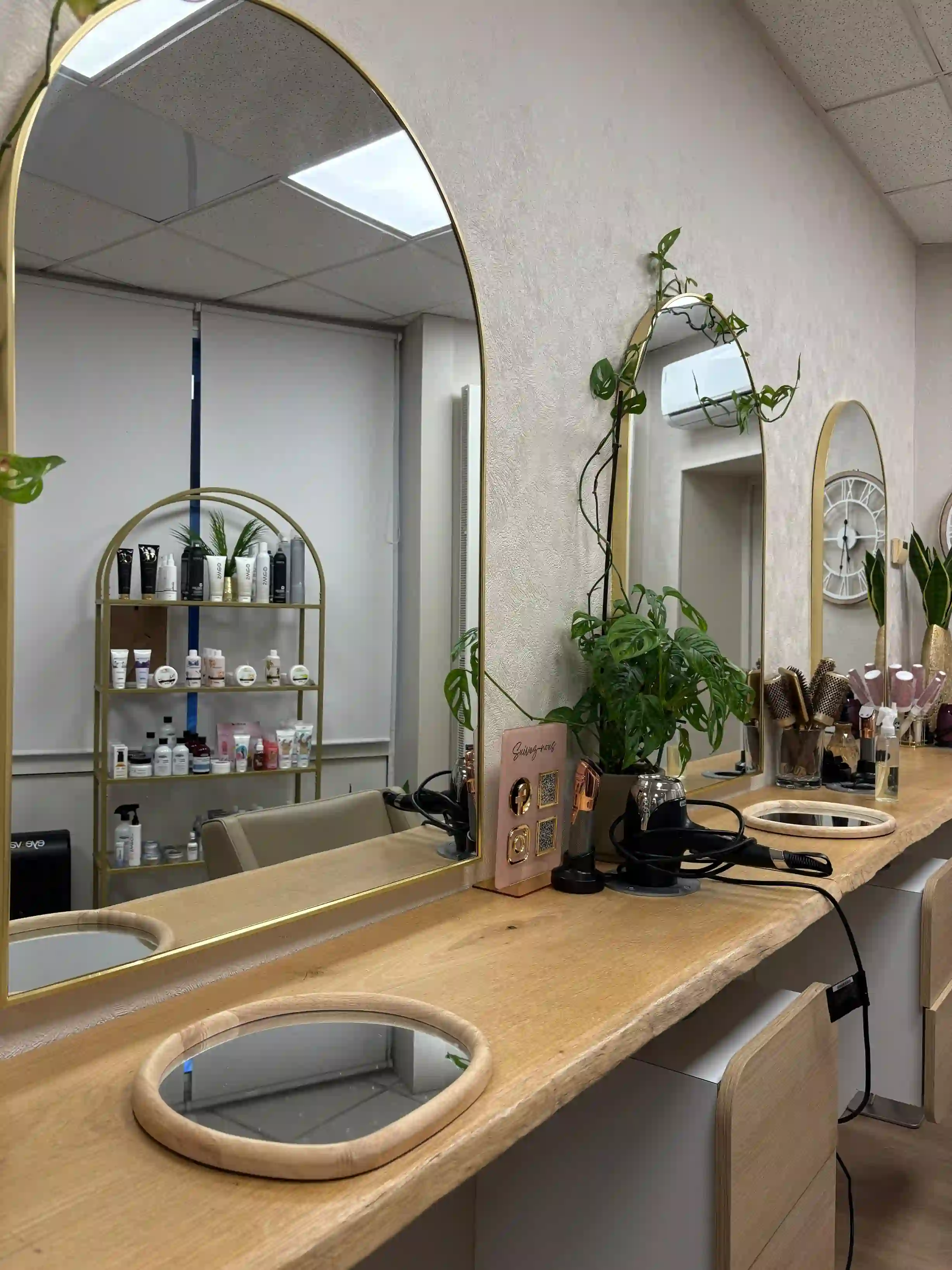 Enfilade postes de coiffure miroirs dorés