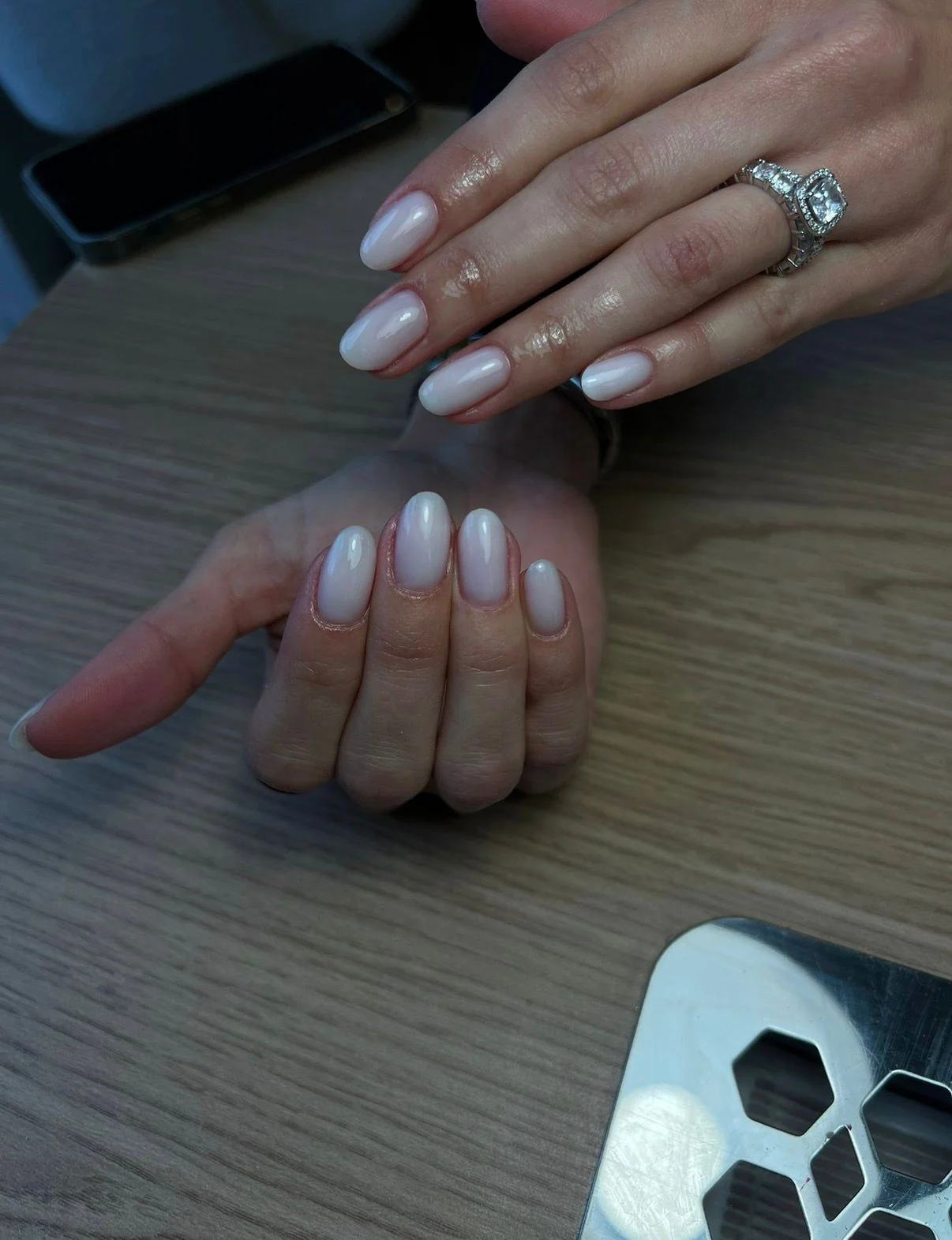 Manucure ongles longs ovales nude nacré