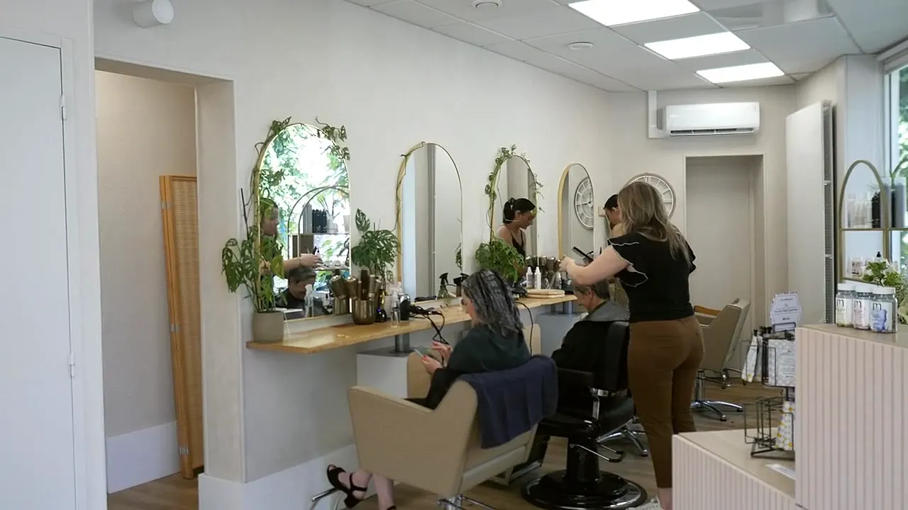 L'équipe du Salon de S au travail dans le salon, à Soissons
